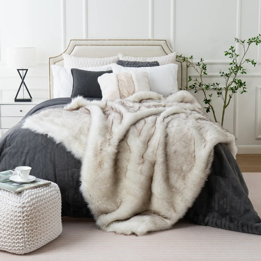 "Luxe imitatiebont deken, zacht en stijlvol, lijkt op echt vossenbont, perfect als bedsprei of decoratie in huis."