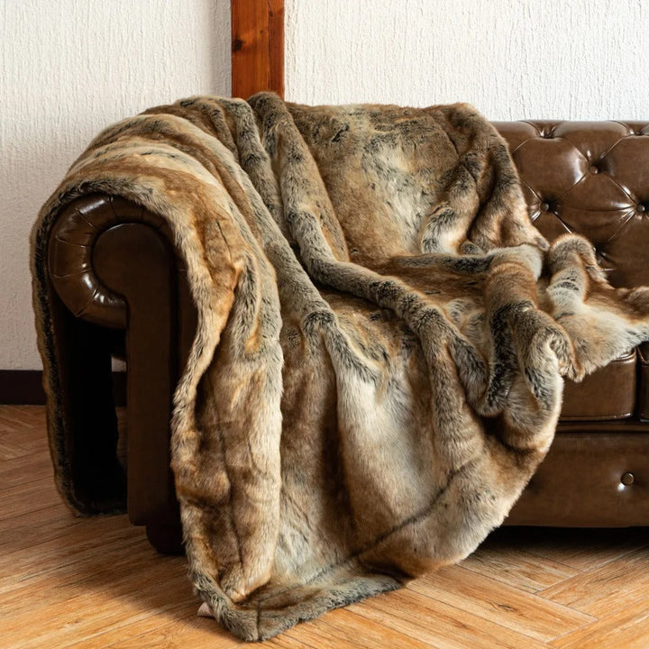 "Luxe imitatiebont deken, zacht en stijlvol, lijkt op echt vossenbont, perfect als bedsprei of decoratie in huis."