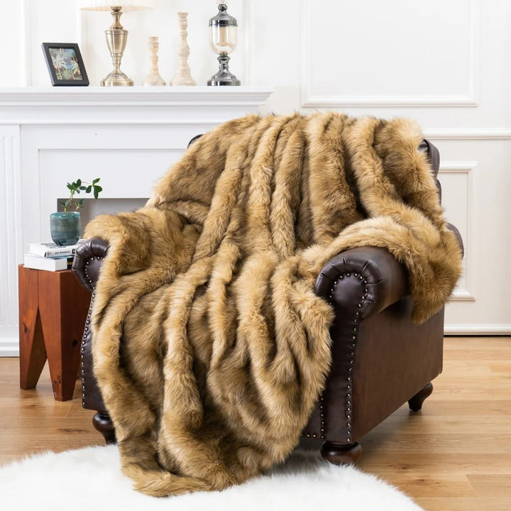 "Luxe imitatiebont deken, zacht en stijlvol, lijkt op echt vossenbont, perfect als bedsprei of decoratie in huis."