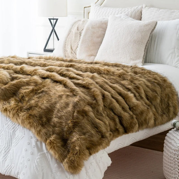 "Luxe imitatiebont deken, zacht en stijlvol, lijkt op echt vossenbont, perfect als bedsprei of decoratie in huis."