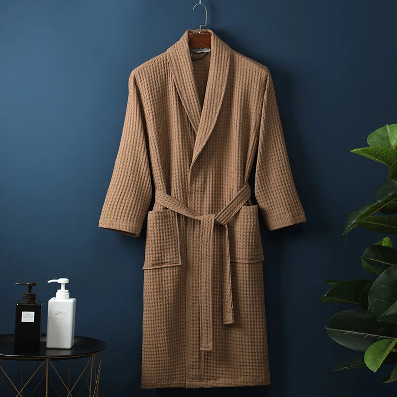 Luxe katoenen badjas in blauw, zachte stof, comfortabel en ademend. Perfect voor ontspanning.