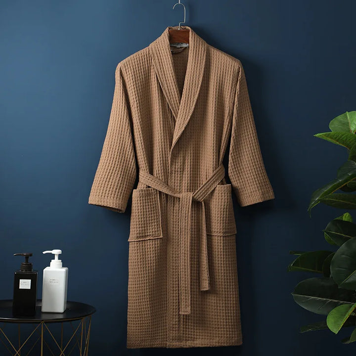 Luxe katoenen badjas in blauw, zachte stof, comfortabel en ademend. Perfect voor ontspanning.