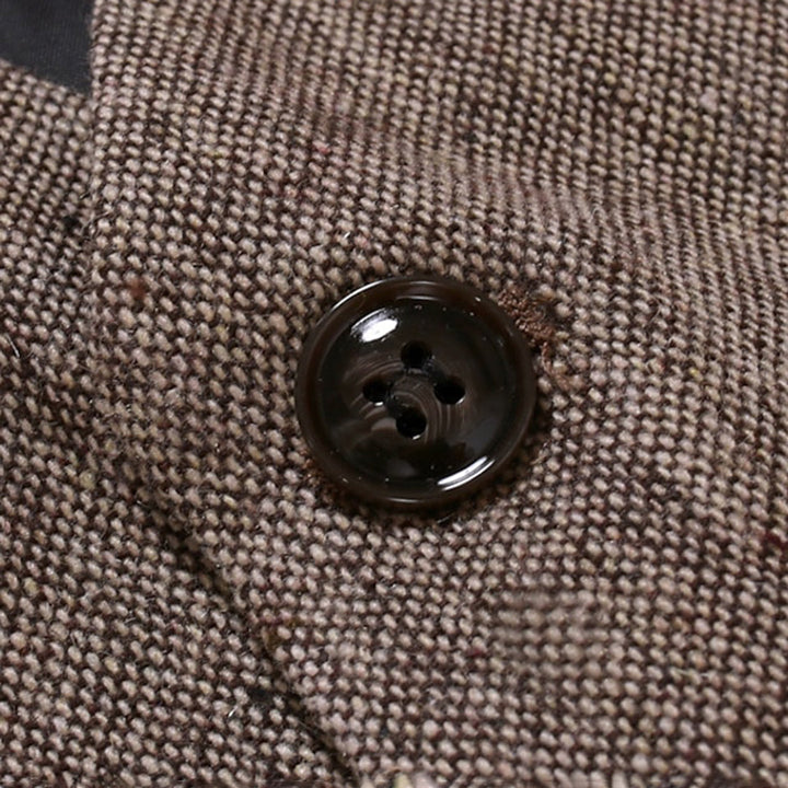 "Luxe legergroen herringbone gilet voor heren, ideaal voor formele gelegenheden, gemaakt van katoen, wol en kasjmier."