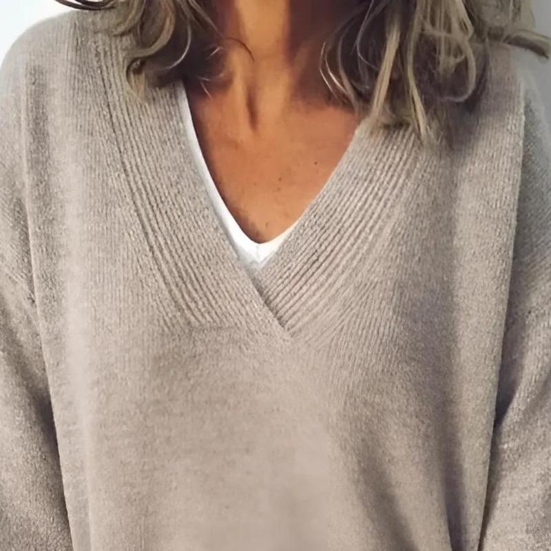 "Luxe Loose V-Hals Kasjmier Trui met zachte textuur en tijdloze elegantie, ideaal voor stijl en comfort."