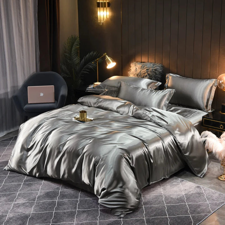 "Luxe satijnen beddenset, zijdezacht en chic; dekbedovertrek en kussenslopen in elegante kleuren voor ultiem comfort."