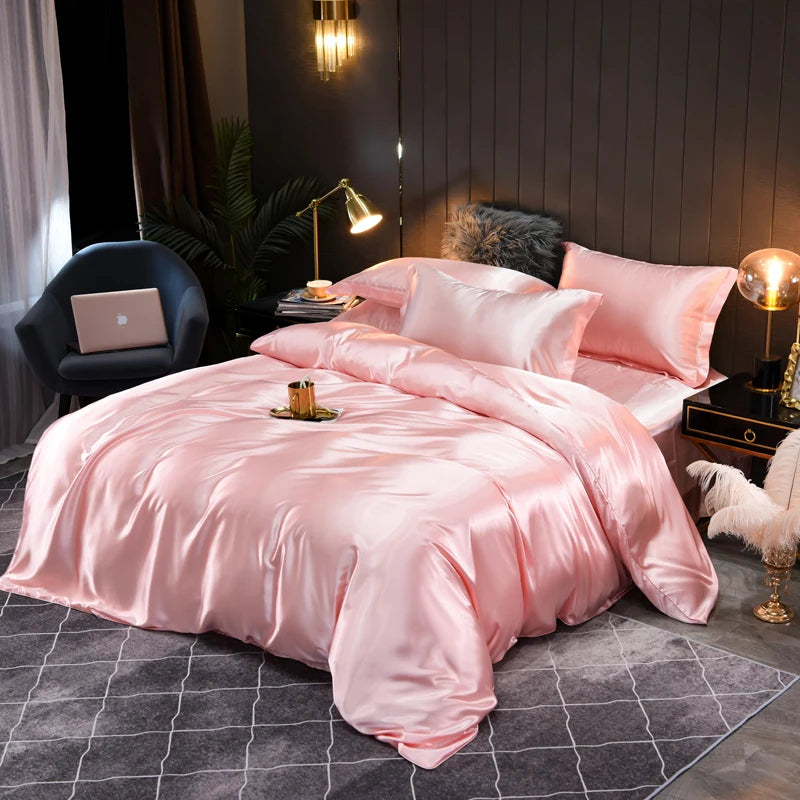 "Luxe satijnen beddenset, zijdezacht en chic; dekbedovertrek en kussenslopen in elegante kleuren voor ultiem comfort."