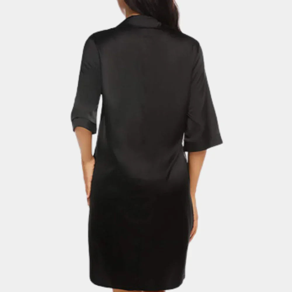 "Luxe satijnen dames nachthemd met omvouwkraag, knoopdetails, en halflange mouwen voor elegante zomernachten."