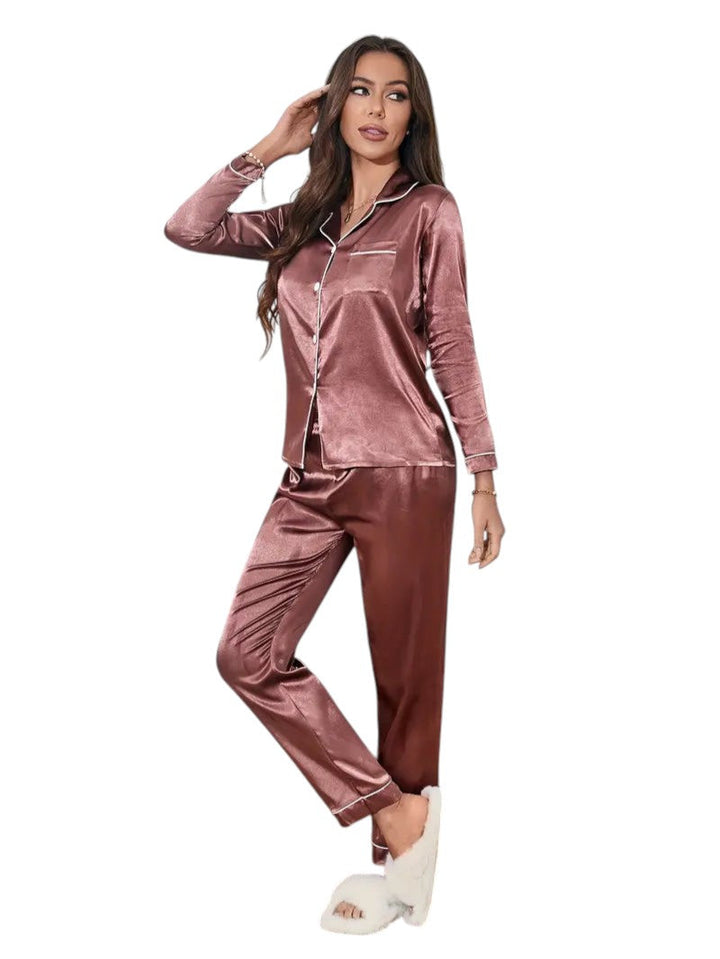 "Luxe satijnen dames pyjamaset met glanzende afwerking, zijdeachtige textuur en elegante uitstraling voor ultiem comfort."