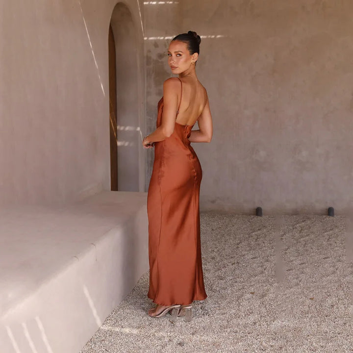 "Luxe satijnen maxi-jurk met watervalhals, elegante uitstraling, open rug en glanzende stof voor formele gelegenheden."