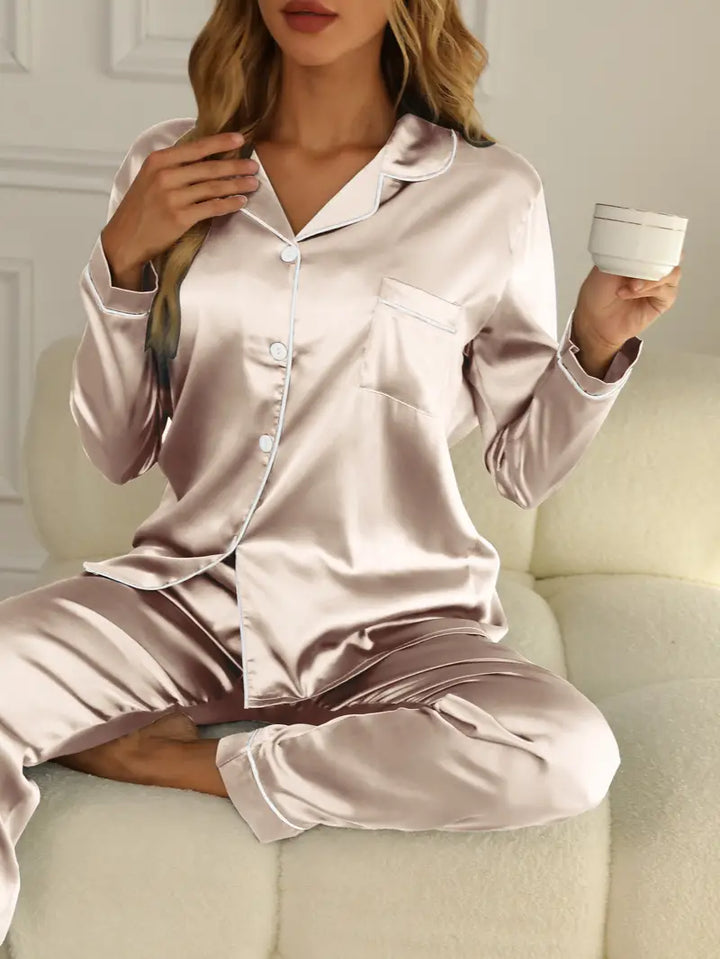 "Luxe satijnen pyjama set, zacht glanzend satijn, elegante nachtkleding voor dames, ultiem comfort en stijlvol ontwerp"