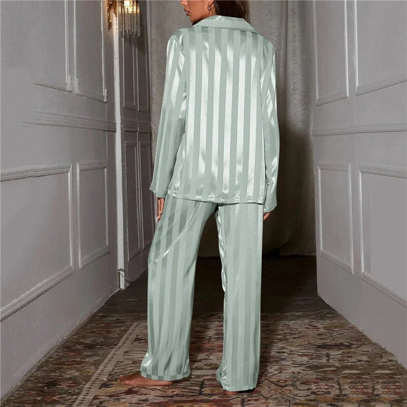 Glanzende zijden damespyjama set, voor elegante nachten en ontspannen dagen.