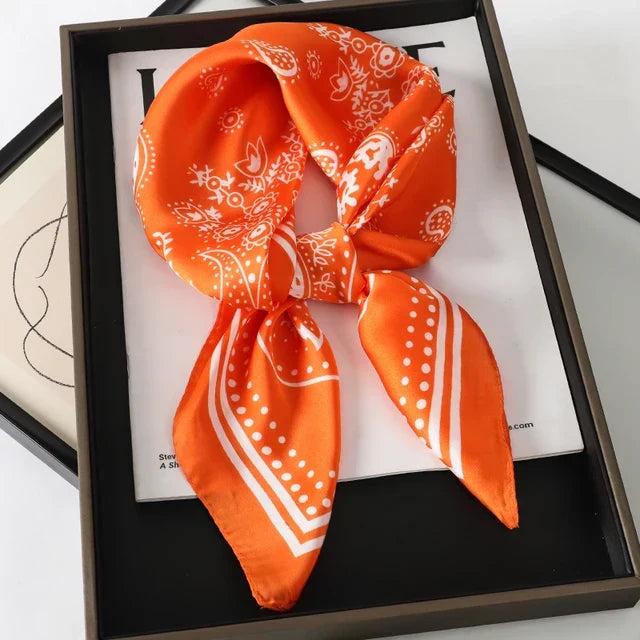 "Luxe zijden sjaal voor vrouwen met elegant ruitpatroon, satijnen afwerking, veelzijdig als accessoire. 70x70cm."