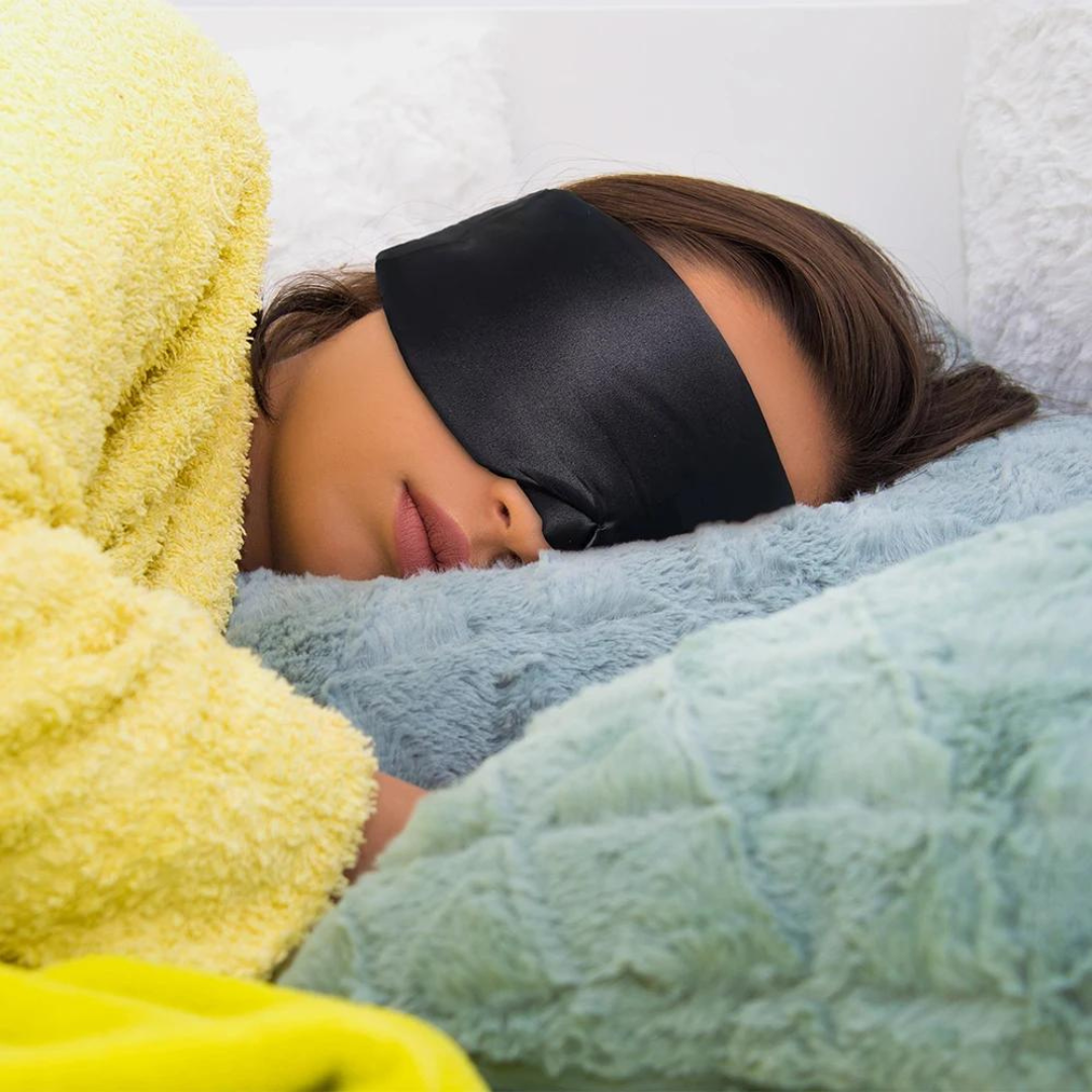 "Luxe zijden slaapmasker met 100% moerbeizijde, zijdezacht, hypoallergeen, effectief lichtblokkerend voor optimale rust."