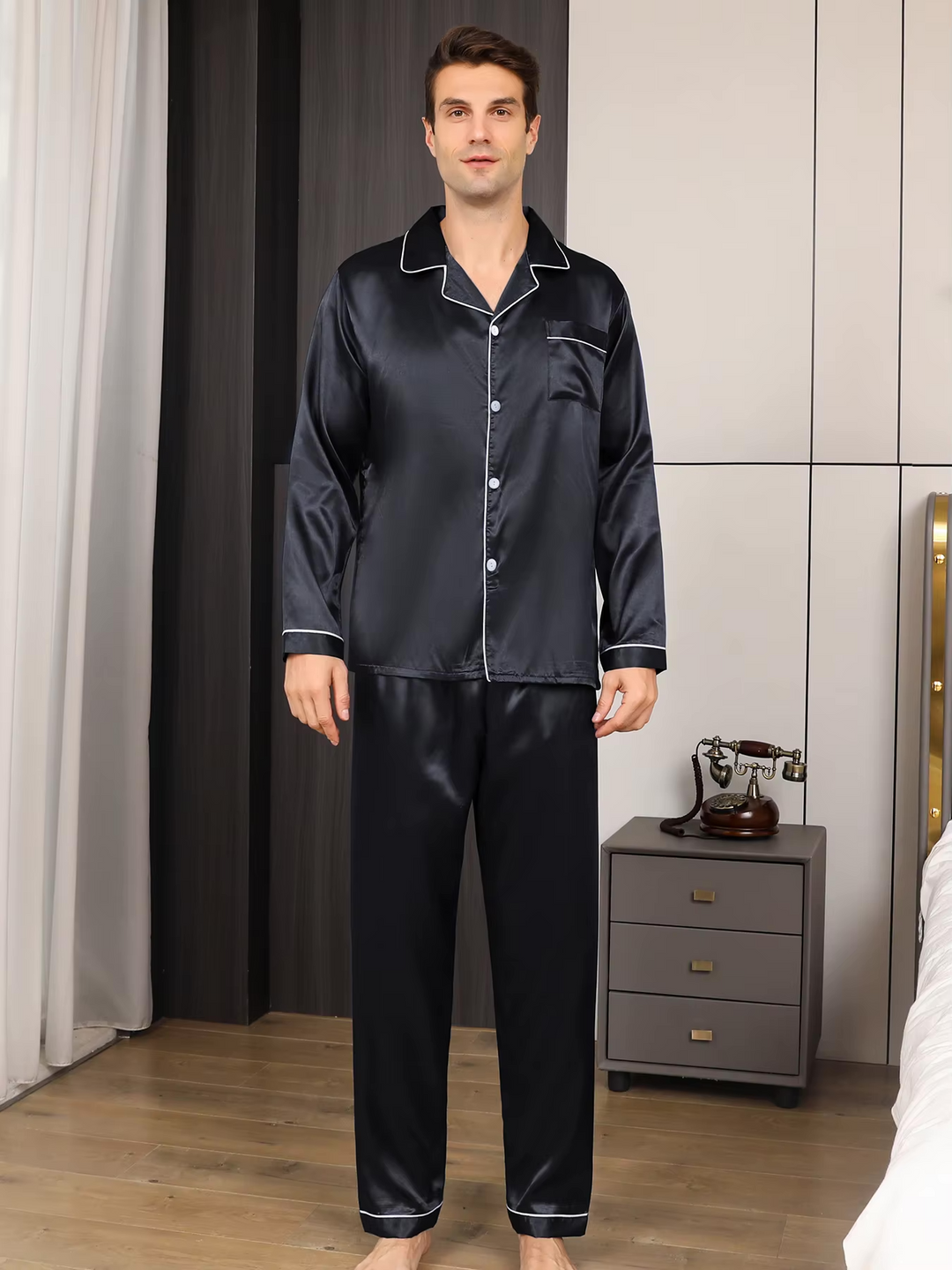 "Luxueuze heren zijden pyjama set: elegant blauw satijn, lange mouwen shirt en broek, ultiem comfort voor stijlbewuste mannen