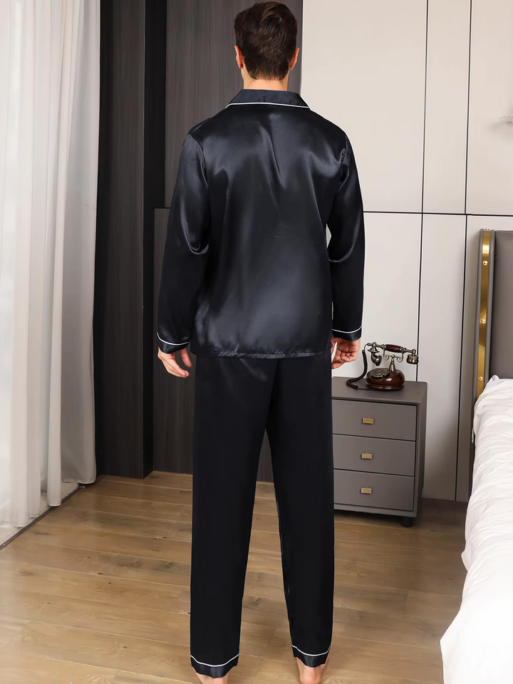 "Luxueuze heren zijden pyjama set: elegant blauw satijn, lange mouwen shirt en broek, ultiem comfort voor stijlbewuste mannen