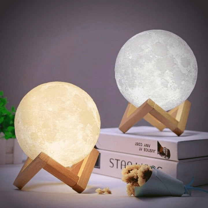 "Magische maanlamp met 3D-geprint maanoppervlak op houten stand, met draadloze touch control voor sfeervolle verlichting."