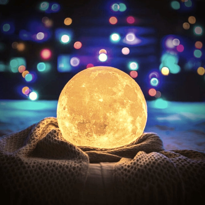 "Magische maanlamp met 3D-geprint maanoppervlak op houten stand, met draadloze touch control voor sfeervolle verlichting."