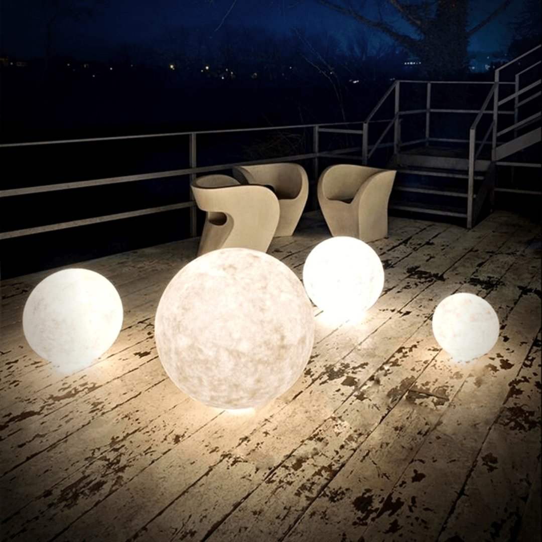 "Magische maanlamp met 3D-geprint maanoppervlak op houten stand, met draadloze touch control voor sfeervolle verlichting."