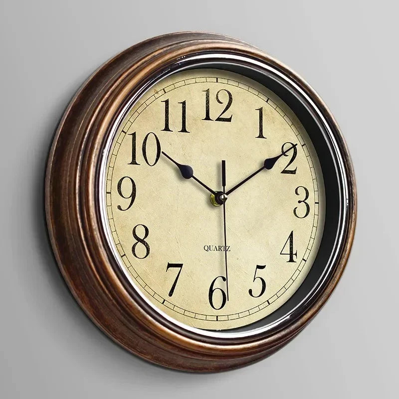 Klassieke bruine houten wandklok voor woonkamer; stil en tijdloos interieur decoratie stuk.