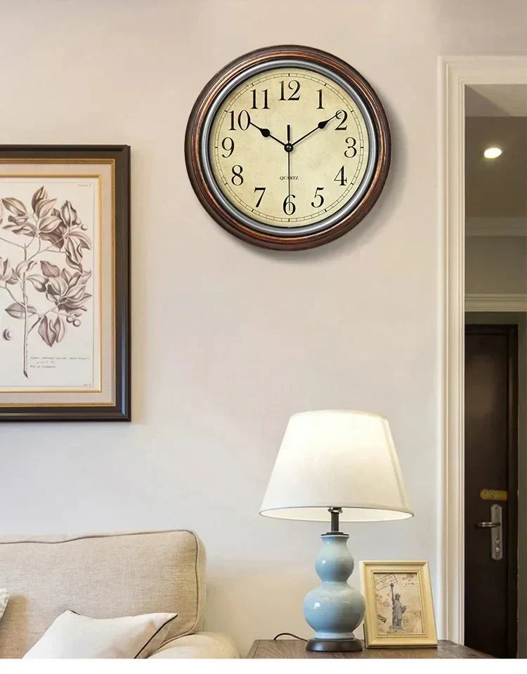 Elegante klassieke wandklok van bruin hout; stil uurwerk past perfect in elk interieur, van woonkamer tot kantoor.