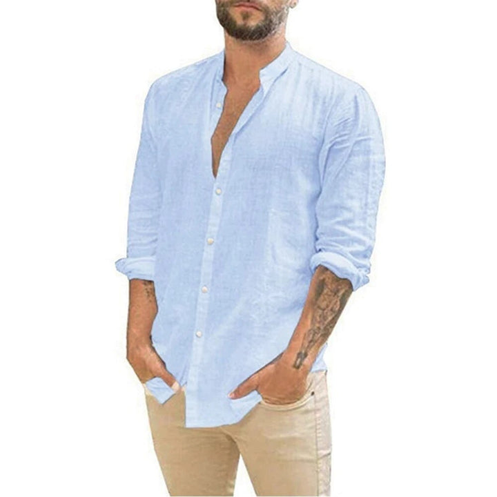 Man draagt stijlvol luchtig heren overhemd met lange mouwen en moderne opstaande kraag voor zomers comfort.