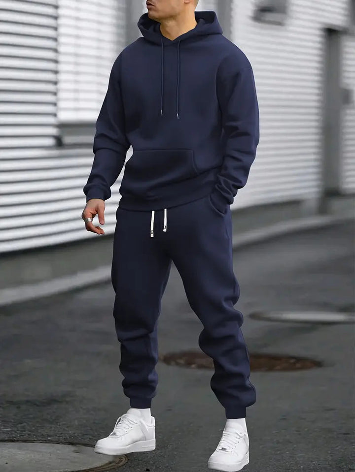 Comfortabel heren trainingspak van zachte stof. Hoodie & joggingbroek voor casual dagelijkse look.