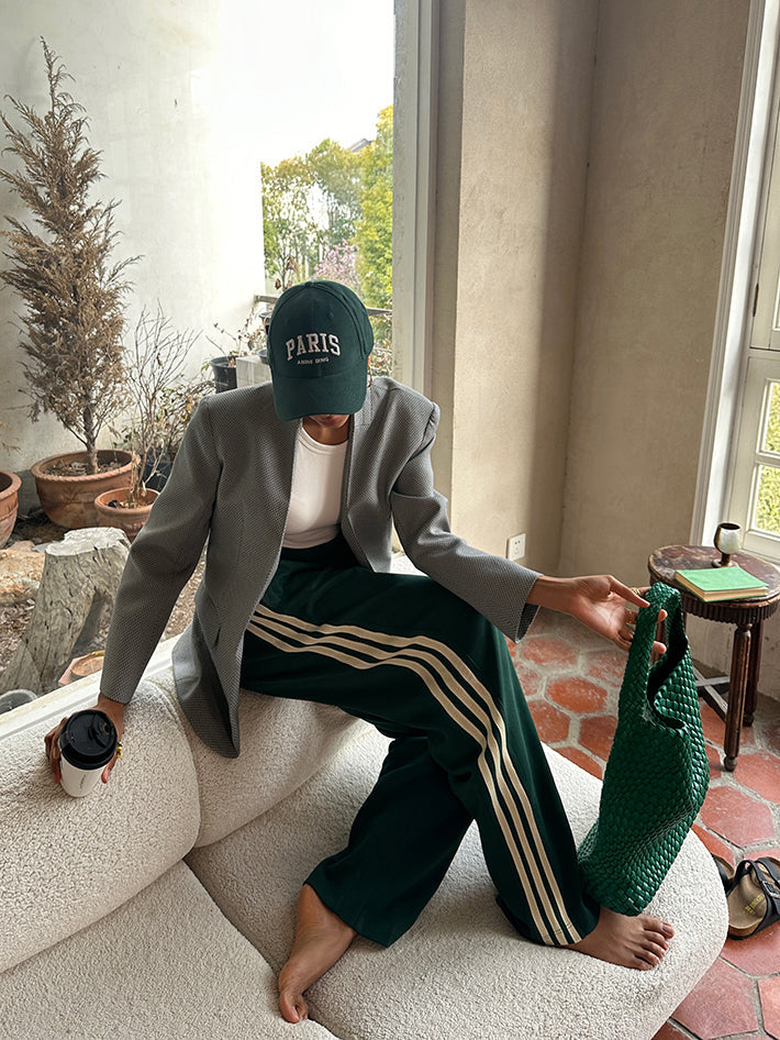 Comfortabele groene damesbroek met wijde pijpen, casual kleding met sportieve streep.
