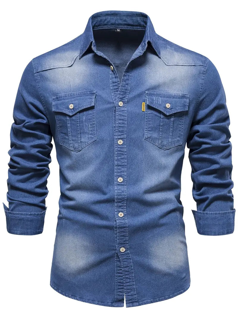 Close-up van het blauwe slim fit heren denim overhemd. Zachte stof en nauwsluitende pasvorm voor een modieuze look.