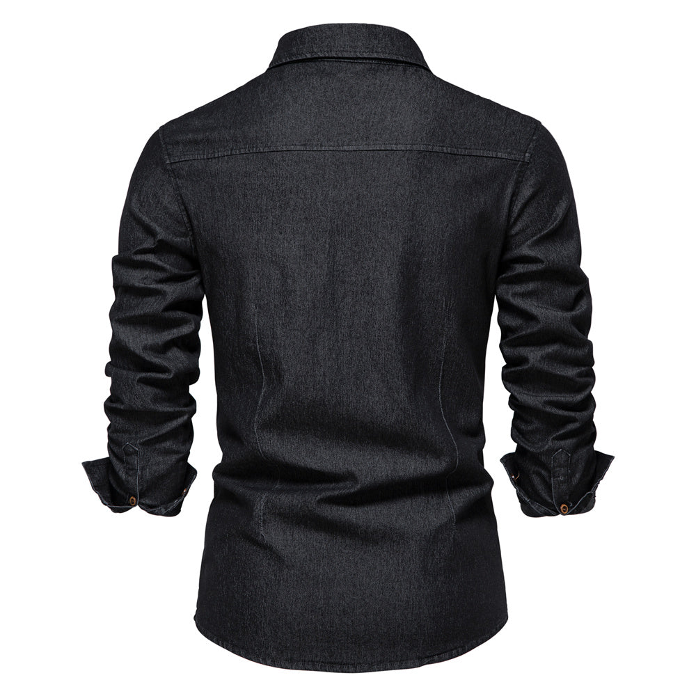 Model draagt een modern slim fit denim overhemd voor heren. Lange mouwen en comfortabele stretch, tijdloze herenmode.