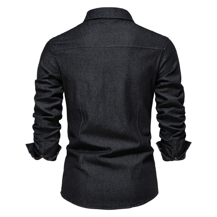 Model draagt een modern slim fit denim overhemd voor heren. Lange mouwen en comfortabele stretch, tijdloze herenmode.