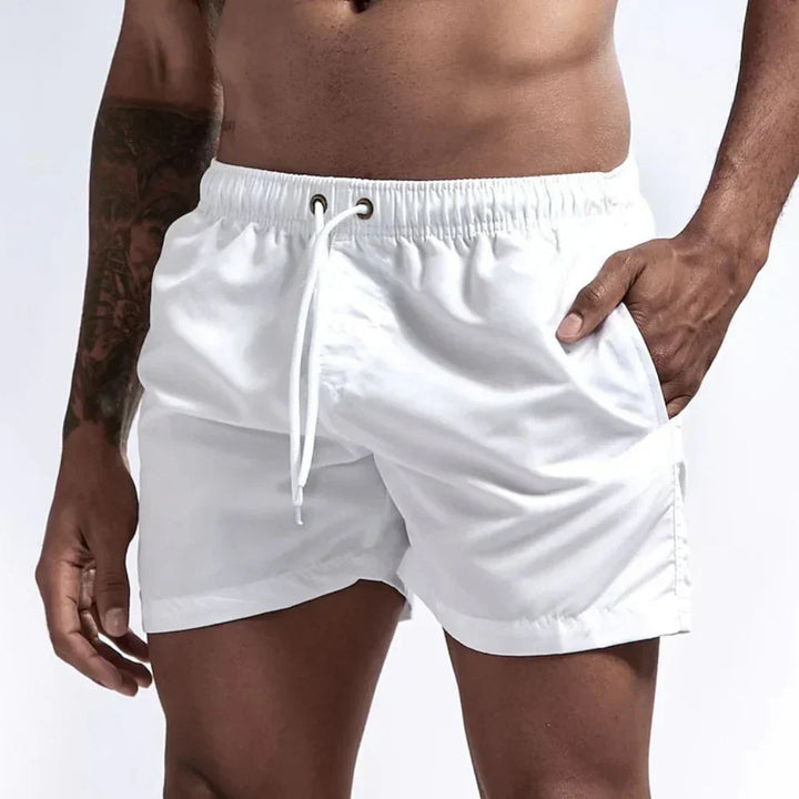 Close-up van de sneldrogende stof van comfortabele heren zwemshorts, perfect voor strand en zwembad.