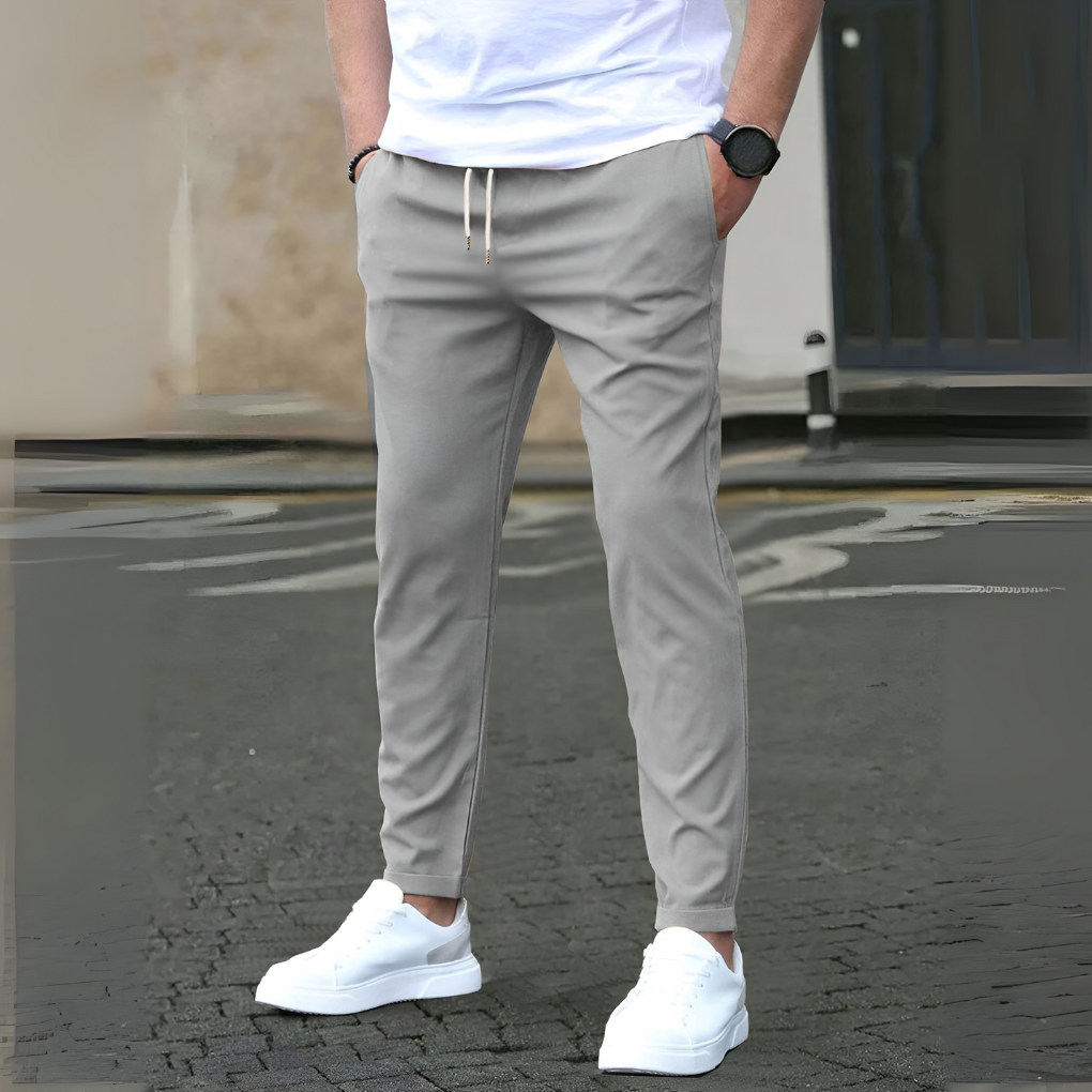 Zijzicht van de moderne heren slim fit broek met trekkoord, gestroomlijnd design voor een eigentijdse look.