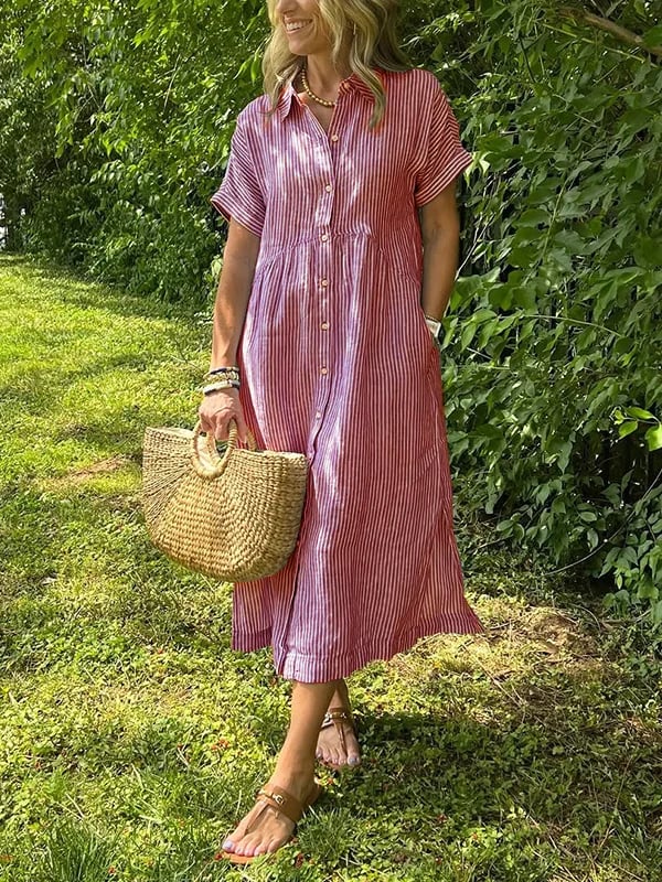 Dame draagt casual gestreepte midi overhemdjurk, perfect voor zomerse dagen.
