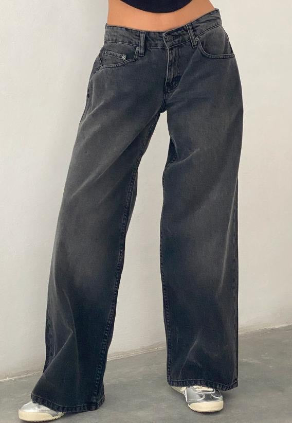 "MILA Low-Rise Jeans in trendy blauw stretchdenim, comfortabele pasvorm voor dames, ideaal voor stijlvolle outfits."