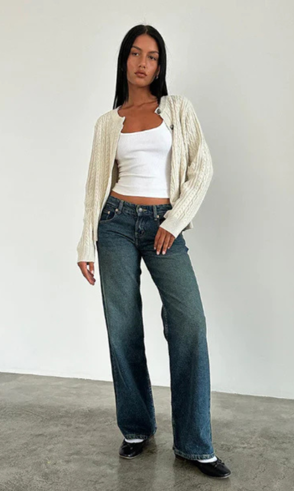 "MILA Low-Rise Jeans in trendy blauw stretchdenim, comfortabele pasvorm voor dames, ideaal voor stijlvolle outfits."