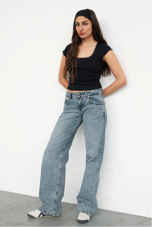 "MILA Low-Rise Jeans in trendy blauw stretchdenim, comfortabele pasvorm voor dames, ideaal voor stijlvolle outfits."