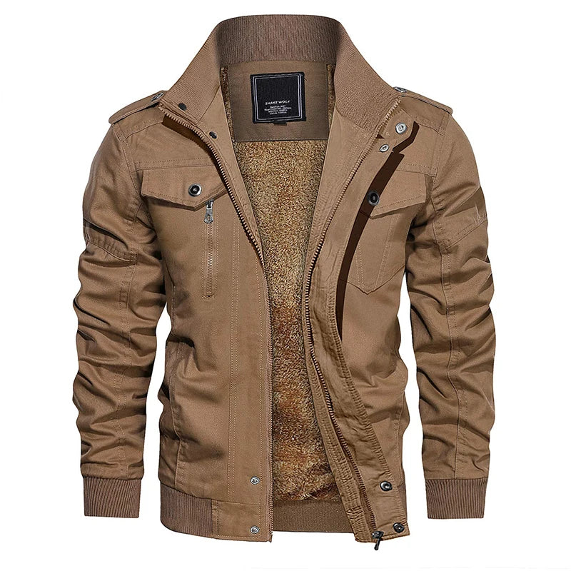 Outdoor heren bomberjack in militaire stijl, robuust en warm voor winterse avonturen of casual dragen.