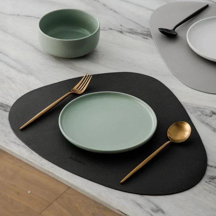 "Minimalistisch bestekset in luxe, tijdloos design van roestvrij staal, verkrijgbaar in goud, roségoud, zwart en zilver."