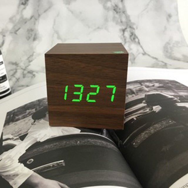 "Minimalistische digitale LED wekker met spraakbesturing, modern design, helder LED-display, past in elke slaapkamer."