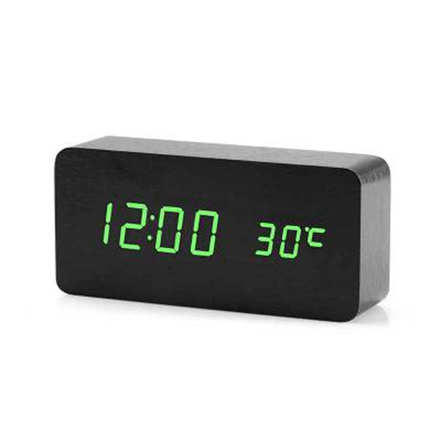 "Minimalistische digitale LED wekker met spraakbesturing, modern design, helder LED-display, past in elke slaapkamer."