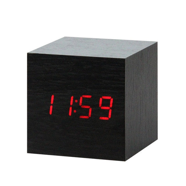 "Minimalistische digitale LED wekker met spraakbesturing, modern design, helder LED-display, past in elke slaapkamer."