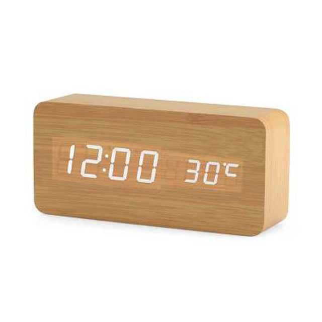 "Minimalistische digitale LED wekker met spraakbesturing, modern design, helder LED-display, past in elke slaapkamer."