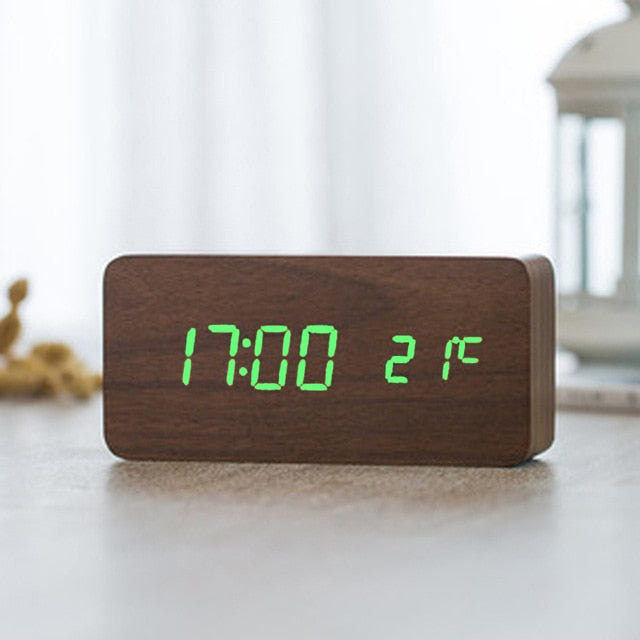 "Minimalistische digitale LED wekker met spraakbesturing, modern design, helder LED-display, past in elke slaapkamer."