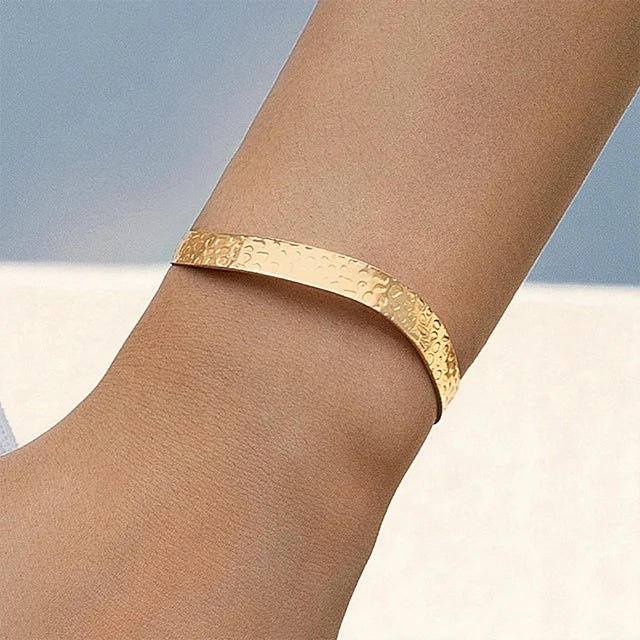 Minimalistische goudkleurige armband met kruisvormige charme, elegant en stijlvol accessoire voor vrouwen, verstelbare pasvor