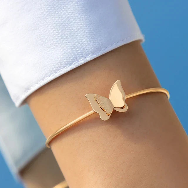 Minimalistische goudkleurige armband met kruisvormige charme, elegant en stijlvol accessoire voor vrouwen, verstelbare pasvor