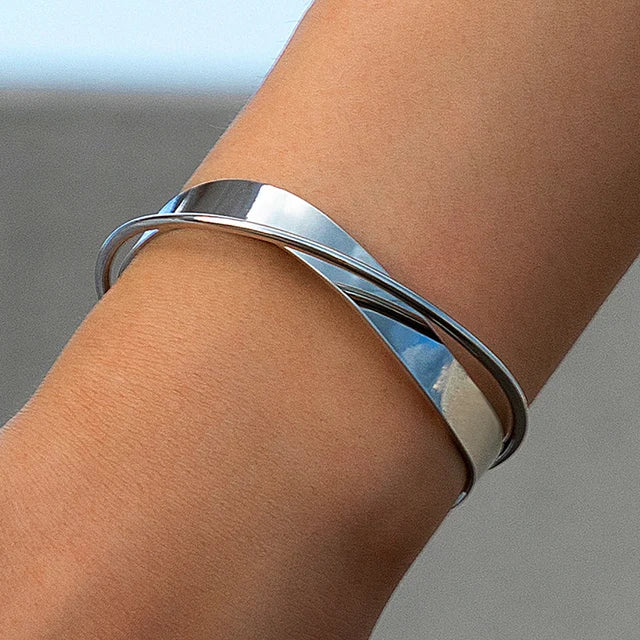 Minimalistische goudkleurige armband met kruisvormige charme, elegant en stijlvol accessoire voor vrouwen, verstelbare pasvor