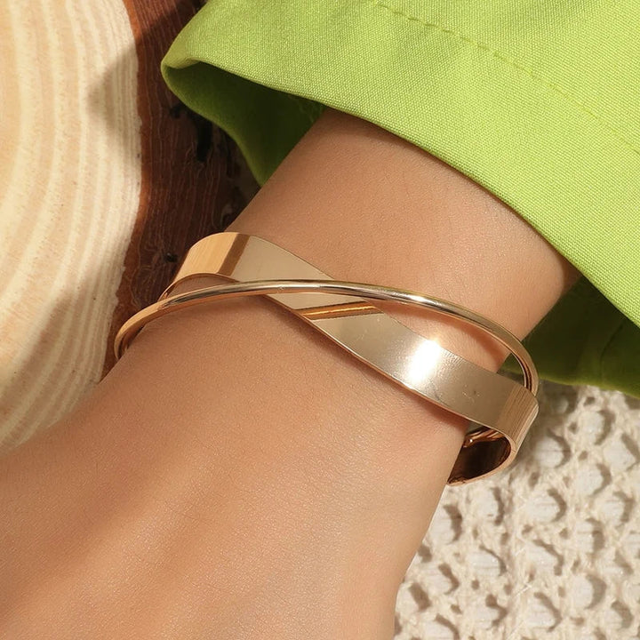 Minimalistische goudkleurige armband met kruisvormige charme, elegant en stijlvol accessoire voor vrouwen, verstelbare pasvor