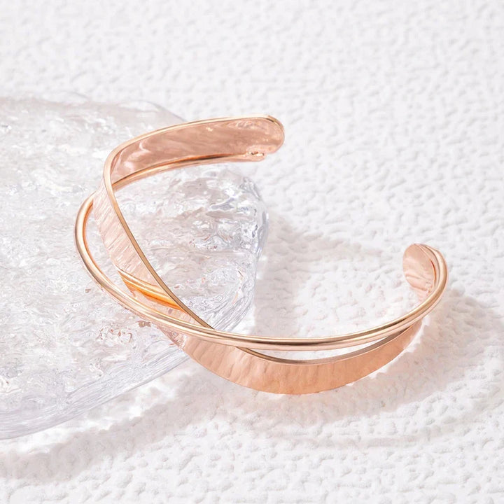 Minimalistische goudkleurige armband met kruisvormige charme, elegant en stijlvol accessoire voor vrouwen, verstelbare pasvor