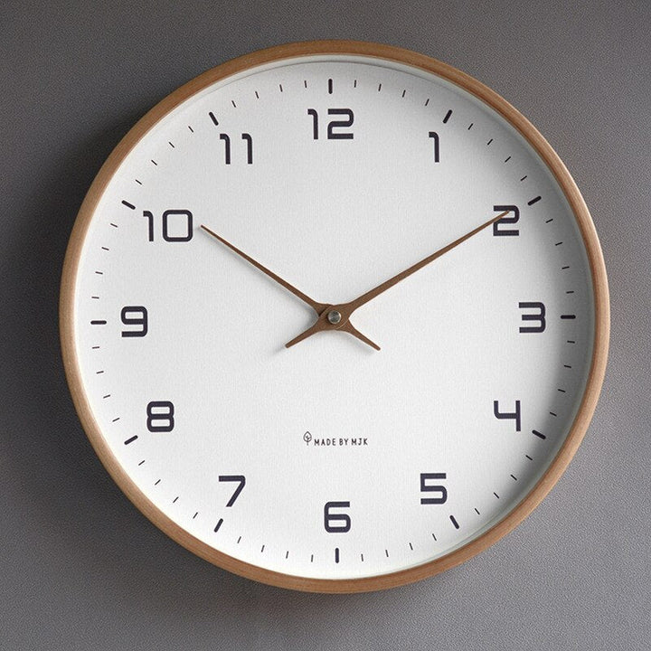 "Minimalistische houten wandklok in Scandinavische stijl, rustgevend ontwerp in bruin en crème, ideaal voor elke kamer."