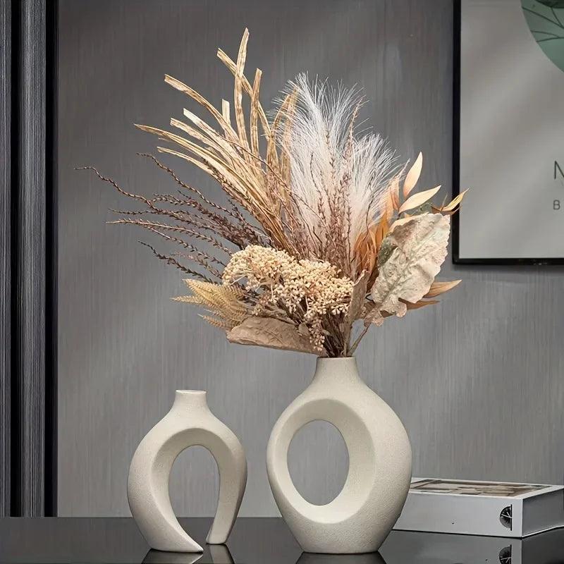 "Minimalistische keramische vazen set met elegante, stijlvolle vormen geschikt voor modern en klassiek interieur."